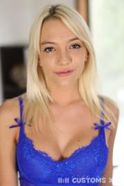 Blonde Beauty Fingering Gallery - Photo 2